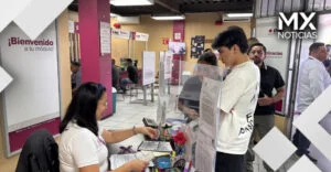 Gil Mora tramita su primera credencial para votar rumbo a las elecciones de 2027