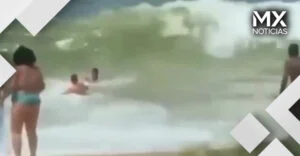 VIDEO | Vendedor de naranjas rescata a un niño que se ahogaba en la playa