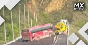 Autobús pierde el control en la autopista Puebla-Orizaba; reportan un muerto y 14 heridos