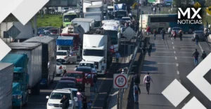 Bloqueo por desaparecidos supera 20 horas en la autopista México-Toluca